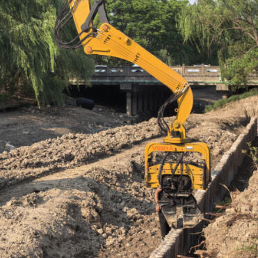 360 Degree Pile Driver : Adaptable To Excavators & High-Impact Force For Custom Piling Solutions